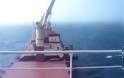 Πλοίο-γερανός προκαλεί το χάος στην ανοιχτή θάλασσα [video]