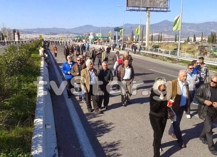 Αγρότες...κόμματα και υποψήφιοι απέκλεισαν την εθνική οδό - Φωτογραφία 2