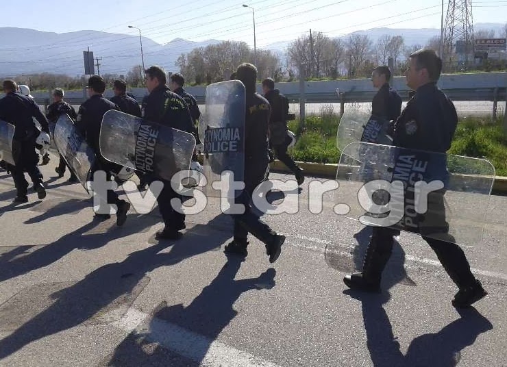 Αγρότες...κόμματα και υποψήφιοι απέκλεισαν την εθνική οδό - Φωτογραφία 4