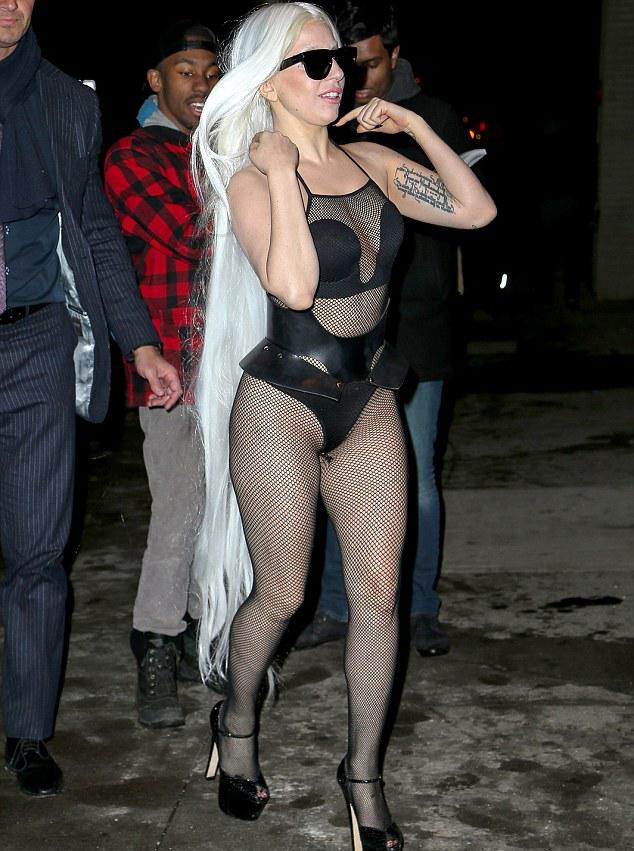 Ολο και πιο χαμηλά η Lady Gaga - Βγήκε στο δρόμο φορώντας μόνο ένα διχτυωτό κορμάκι (φωτό) - Φωτογραφία 3