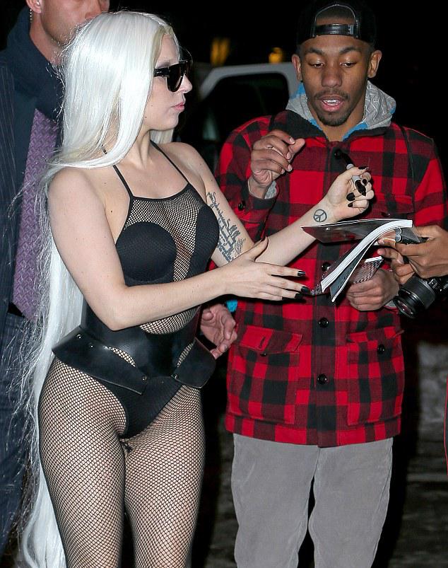 Ολο και πιο χαμηλά η Lady Gaga - Βγήκε στο δρόμο φορώντας μόνο ένα διχτυωτό κορμάκι (φωτό) - Φωτογραφία 5