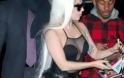 Ολο και πιο χαμηλά η Lady Gaga - Βγήκε στο δρόμο φορώντας μόνο ένα διχτυωτό κορμάκι (φωτό)