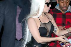 Ολο και πιο χαμηλά η Lady Gaga - Βγήκε στο δρόμο φορώντας μόνο ένα διχτυωτό κορμάκι (φωτό)