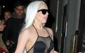Ολο και πιο χαμηλά η Lady Gaga - Βγήκε στο δρόμο φορώντας μόνο ένα διχτυωτό κορμάκι (φωτό) - Φωτογραφία 2
