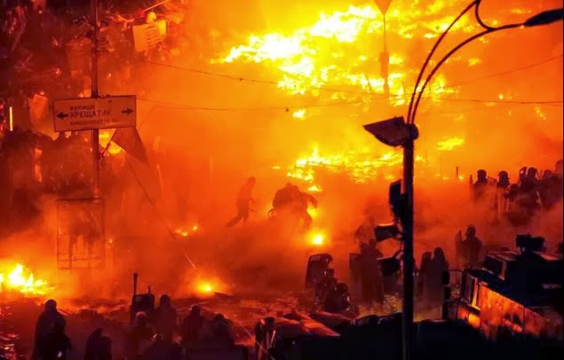 Φωτογραφίες από τις αιματηρές συμπλοκές στο Κίεβο που κόβουν την ανάσα - Φωτογραφία 1