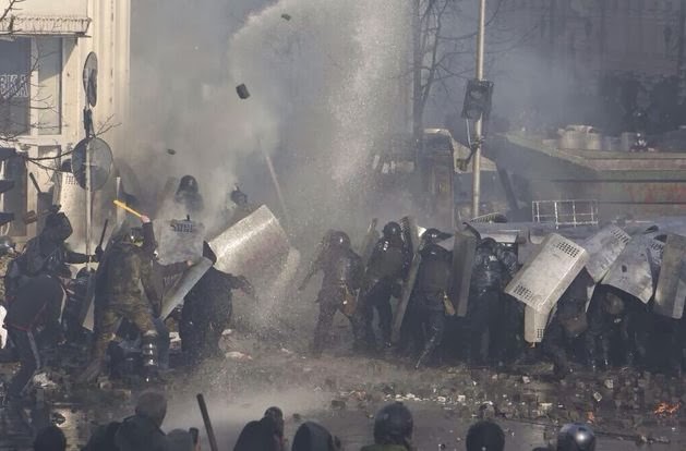 Φωτογραφίες από τις αιματηρές συμπλοκές στο Κίεβο που κόβουν την ανάσα - Φωτογραφία 10