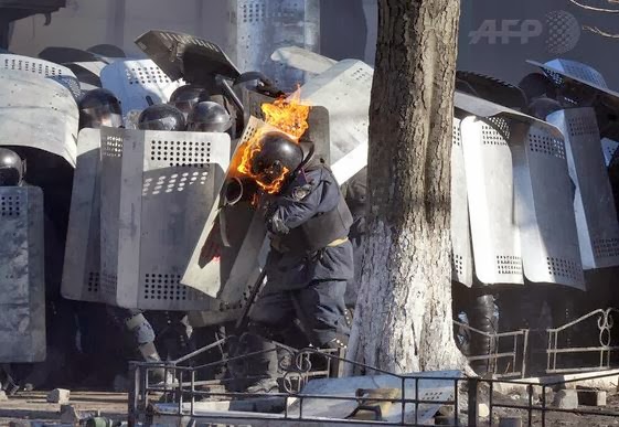 Φωτογραφίες από τις αιματηρές συμπλοκές στο Κίεβο που κόβουν την ανάσα - Φωτογραφία 8
