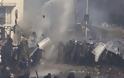Φωτογραφίες από τις αιματηρές συμπλοκές στο Κίεβο που κόβουν την ανάσα - Φωτογραφία 10