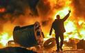 Φωτογραφίες από τις αιματηρές συμπλοκές στο Κίεβο που κόβουν την ανάσα - Φωτογραφία 5