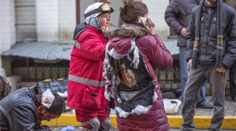Σοκάρει νέα φωτογραφία από το Κίεβο: Δείτε την καμμένη πλάτη διαδηλώτριας - Φωτογραφία 1