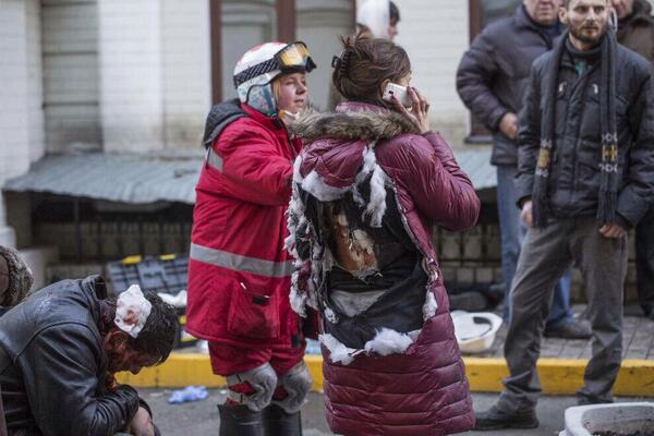 Σοκάρει νέα φωτογραφία από το Κίεβο: Δείτε την καμμένη πλάτη διαδηλώτριας - Φωτογραφία 2