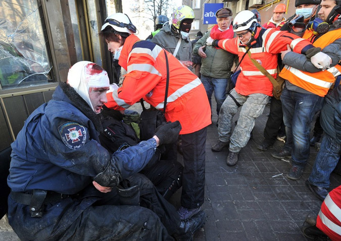 Στα πρόθυρα εμφυλίου η Ουκρανία - 25 οι νεκροί στο Κίεβο - Φωτογραφία 9