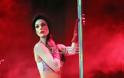 Πασίγνωστη Ελληνίδα ηθοποιός χορεύει pole dancing στο θέατρο και αναστατώνει το κοινό! [photos] - Φωτογραφία 3