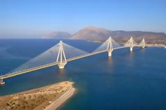 Και η Γέφυρα Ρίου – Αντιρρίου «πνίγηκε» στην ομίχλη: Το απόκοσμο θέαμα που κόβει την ανάσα