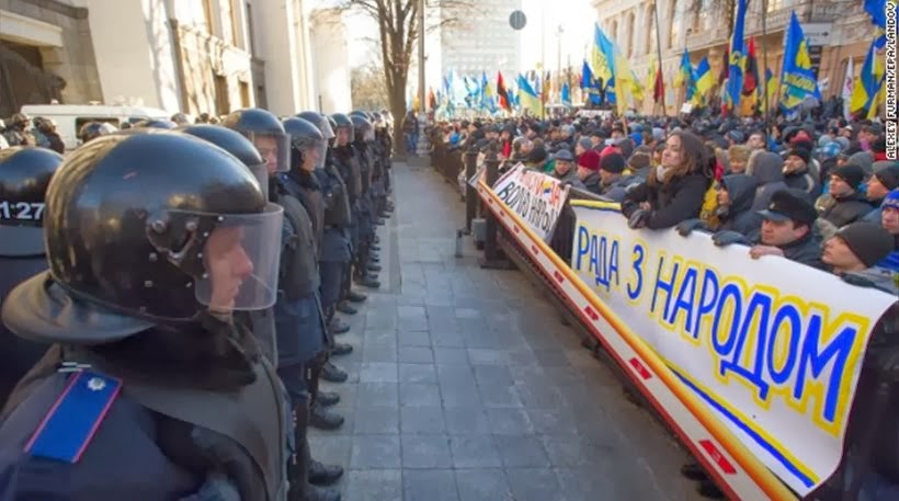 Ουκρανοί αστυνομικοί παραδίδουν τα όπλα και αποχωρούν ντροπιασμένοι [video] - Φωτογραφία 1