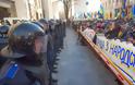 Ουκρανοί αστυνομικοί παραδίδουν τα όπλα και αποχωρούν ντροπιασμένοι [video]