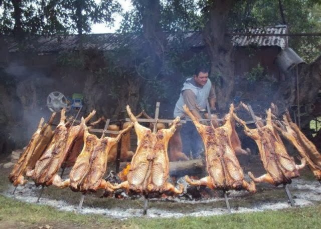 Έτσι γιορτάζεται η... ΣΩΣΤΗ ΤΣΙΚΝΟΠΕΜΠΤΗ ! ! ! - Φωτογραφία 4