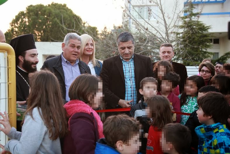 Με το σύνθημα «Ορφαίνουμε τις γειτονιές, δημιουργούμε μία πόλη φιλική στα παιδιά» παρέδωσε ο Δήμαρχος Αμαρουσίου Γ. Πατούλης, τη νέα πρότυπη παιδική χαρά στη γειτονιά του Ψαλιδίου - Φωτογραφία 3