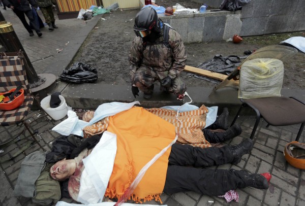 Φόβοι για νύχτα... κόλαση στην Ουκρανία! - Οι διαδηλωτές κρατούν 67 αστυνομικούς αιχμάλωτους – Δεν έχει τέλος η αιματοχυσία - Φωτογραφία 11