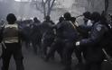Φόβοι για νύχτα... κόλαση στην Ουκρανία! - Οι διαδηλωτές κρατούν 67 αστυνομικούς αιχμάλωτους – Δεν έχει τέλος η αιματοχυσία - Φωτογραφία 13