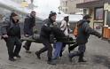 Φόβοι για νύχτα... κόλαση στην Ουκρανία! - Οι διαδηλωτές κρατούν 67 αστυνομικούς αιχμάλωτους – Δεν έχει τέλος η αιματοχυσία - Φωτογραφία 14