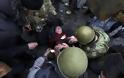 Φόβοι για νύχτα... κόλαση στην Ουκρανία! - Οι διαδηλωτές κρατούν 67 αστυνομικούς αιχμάλωτους – Δεν έχει τέλος η αιματοχυσία - Φωτογραφία 2