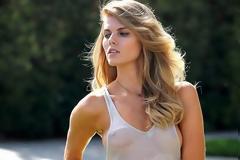 Maryna Linchuk: Ποζάρει με ένα βρεγμένο see-through μπλουζάκι