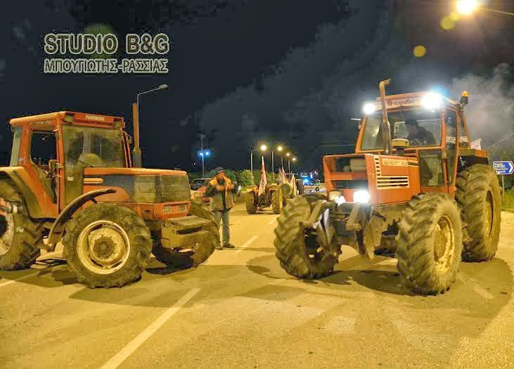 Τσικνοπέμπτη έκαναν οι αγρότες στο μπλοκ της Εθνικής Ναυπλίου Μυκηνών - Φωτογραφία 1