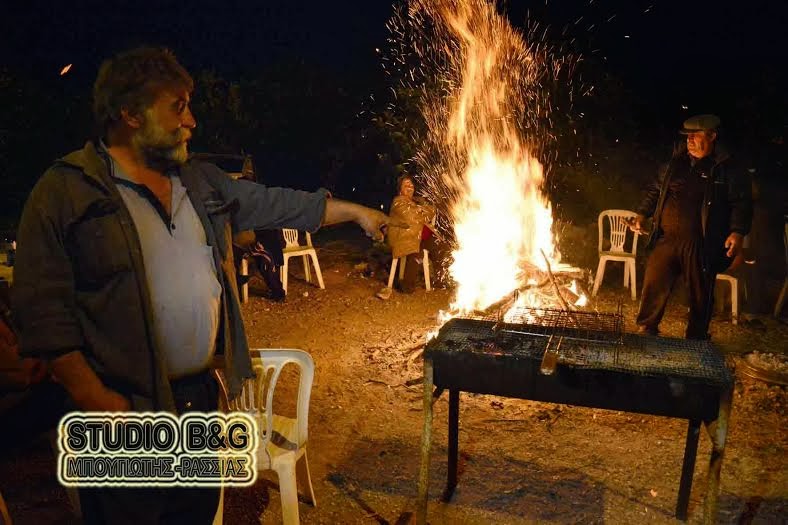 Τσικνοπέμπτη έκαναν οι αγρότες στο μπλοκ της Εθνικής Ναυπλίου Μυκηνών - Φωτογραφία 2