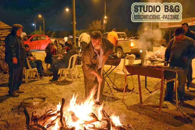 Τσικνοπέμπτη έκαναν οι αγρότες στο μπλοκ της Εθνικής Ναυπλίου Μυκηνών - Φωτογραφία 3