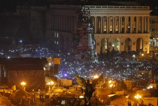 Τίποτε δεν τελείωσε στην Ουκρανία! Οι διαδηλωτές απειλούν να ορμήξουν με όπλα και ζητούν να φύγει ο Γιανουκόβιτς - Θρήνος με τα φέρετρα στην πλατεία - Φωτογραφία 1