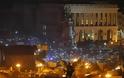 Τίποτε δεν τελείωσε στην Ουκρανία! Οι διαδηλωτές απειλούν να ορμήξουν με όπλα και ζητούν να φύγει ο Γιανουκόβιτς - Θρήνος με τα φέρετρα στην πλατεία