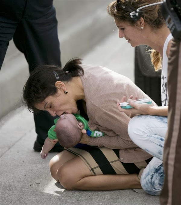 Συγλονίζει το φιλί ζωής σε ένα μωρό που σταμάτησε ν' αναπνέει! (φωτογραφίες)! - Φωτογραφία 2