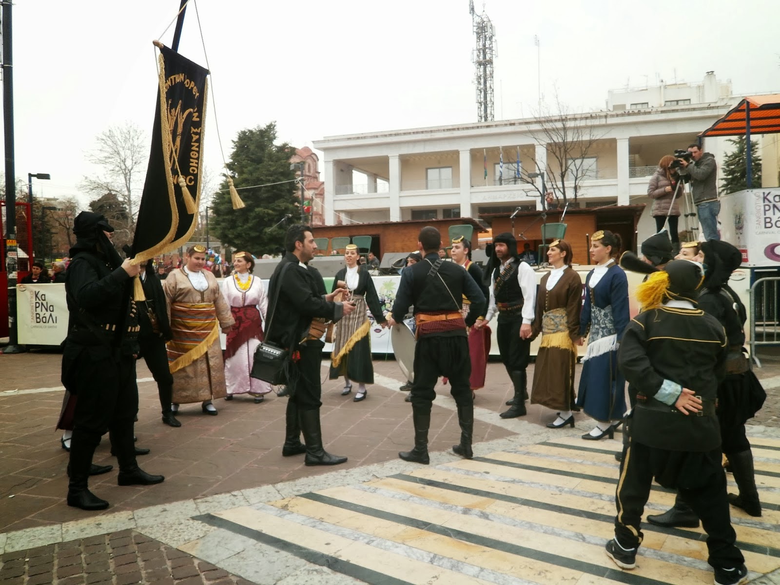 Μύρισε παράδοση στο κέντρο της Ξάνθης – Παρέλαση λαογραφίας στην Κεντρική Πλατεία [video] - Φωτογραφία 2