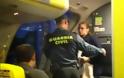 Εγκλωβισμένοι επί ώρες μέσα στο αεροπλάνο της Ryanair
