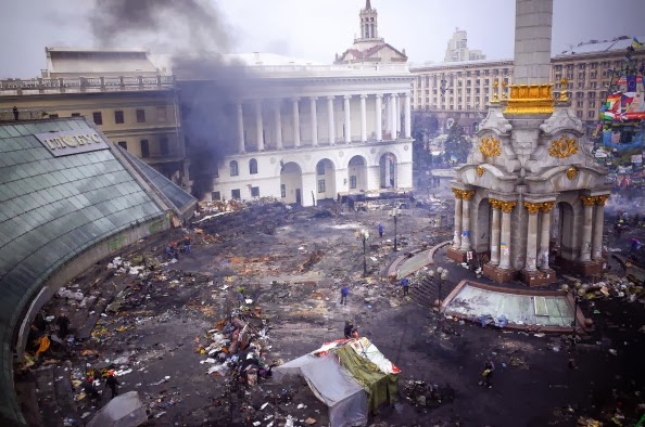 Μαύρος ουρανός και άνθρωποι που καίγονται στο Κίεβο. Η φρίκη της Ουκρανίας μέσα από σκληρές εικόνες - Φωτογραφία 1