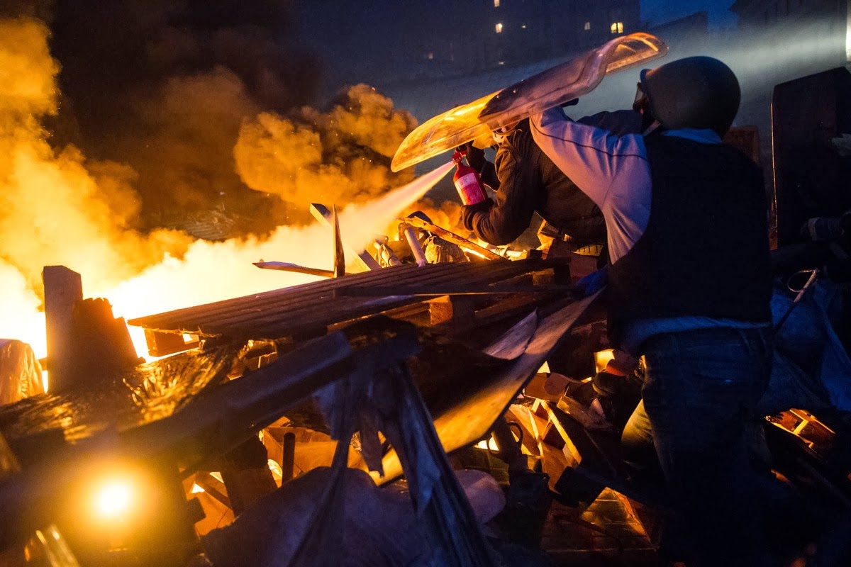 Μαύρος ουρανός και άνθρωποι που καίγονται στο Κίεβο. Η φρίκη της Ουκρανίας μέσα από σκληρές εικόνες - Φωτογραφία 11