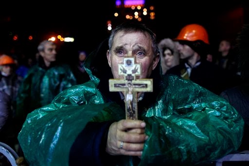 Μαύρος ουρανός και άνθρωποι που καίγονται στο Κίεβο. Η φρίκη της Ουκρανίας μέσα από σκληρές εικόνες - Φωτογραφία 12