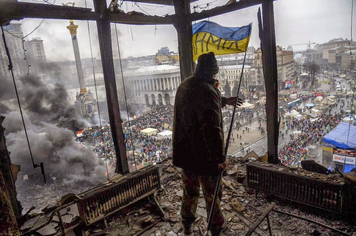 Μαύρος ουρανός και άνθρωποι που καίγονται στο Κίεβο. Η φρίκη της Ουκρανίας μέσα από σκληρές εικόνες - Φωτογραφία 2