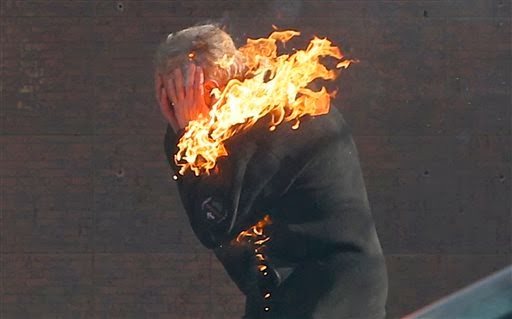 Μαύρος ουρανός και άνθρωποι που καίγονται στο Κίεβο. Η φρίκη της Ουκρανίας μέσα από σκληρές εικόνες - Φωτογραφία 5