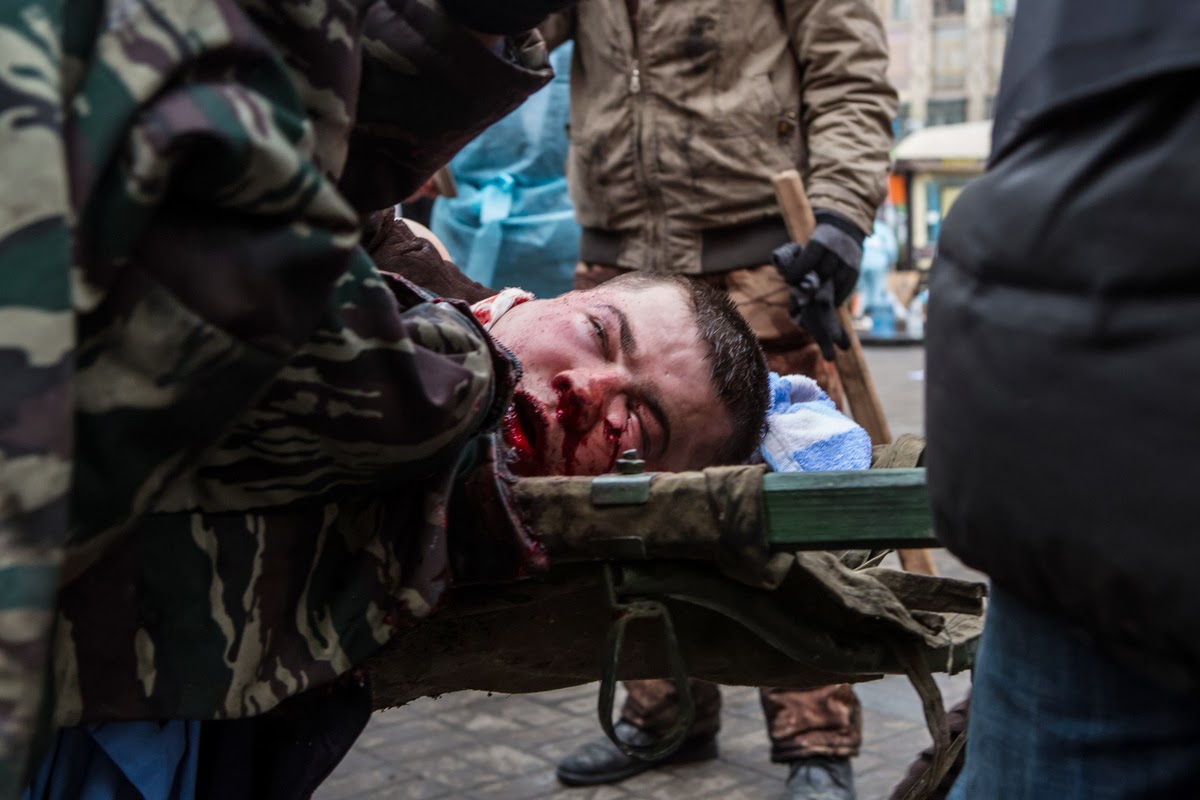Μαύρος ουρανός και άνθρωποι που καίγονται στο Κίεβο. Η φρίκη της Ουκρανίας μέσα από σκληρές εικόνες - Φωτογραφία 6