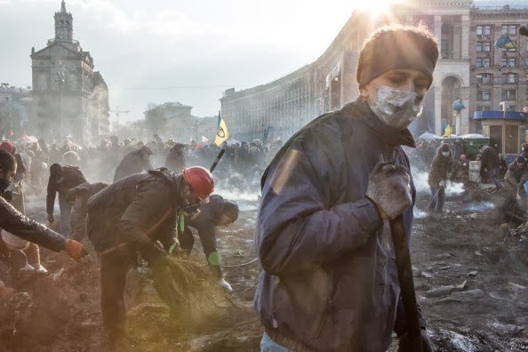 Μαύρος ουρανός και άνθρωποι που καίγονται στο Κίεβο. Η φρίκη της Ουκρανίας μέσα από σκληρές εικόνες - Φωτογραφία 9