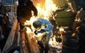 Μαύρος ουρανός και άνθρωποι που καίγονται στο Κίεβο. Η φρίκη της Ουκρανίας μέσα από σκληρές εικόνες - Φωτογραφία 3