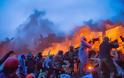 Μαύρος ουρανός και άνθρωποι που καίγονται στο Κίεβο. Η φρίκη της Ουκρανίας μέσα από σκληρές εικόνες - Φωτογραφία 8