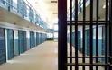 Περισσότεροι σωφρονιστικοί, λιγότεροι κρατούμενοι στις φυλακές