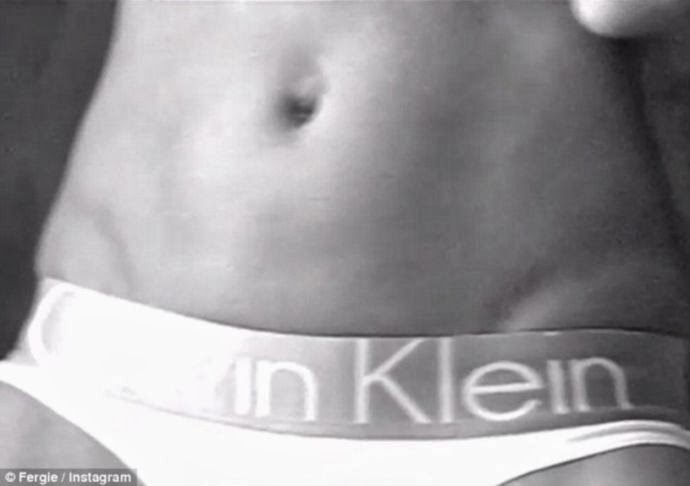 Η Φέργκι, Topless στο κρεβάτι φορώντας μόνο το Calvin Klein εσώρουχό της (photos & video) - Φωτογραφία 2