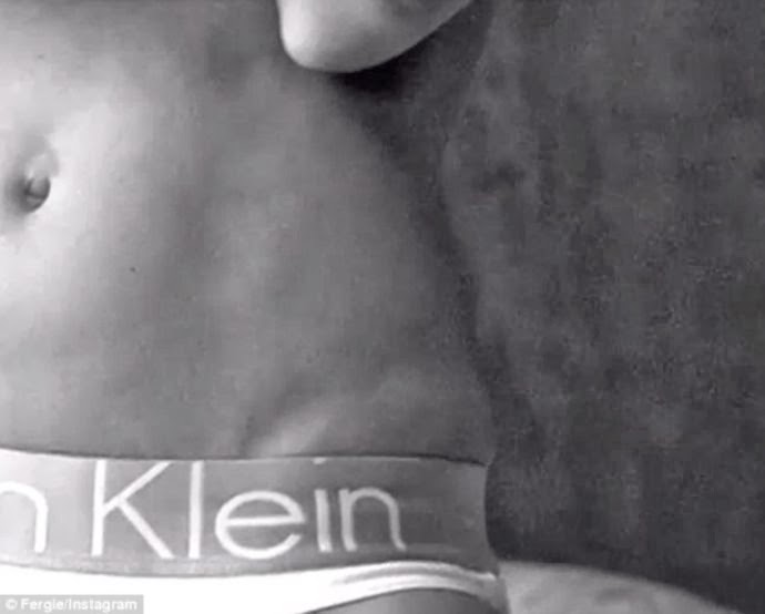 Η Φέργκι, Topless στο κρεβάτι φορώντας μόνο το Calvin Klein εσώρουχό της (photos & video) - Φωτογραφία 3