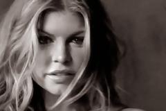 Η Φέργκι, Topless στο κρεβάτι φορώντας μόνο το Calvin Klein εσώρουχό της (photos & video)