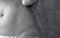 Η Φέργκι, Topless στο κρεβάτι φορώντας μόνο το Calvin Klein εσώρουχό της (photos & video) - Φωτογραφία 3