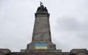 Σόφια: Έβαψαν με τα ουκρανικά χρώματα μνημείο για τον σοβιετικό στρατό
